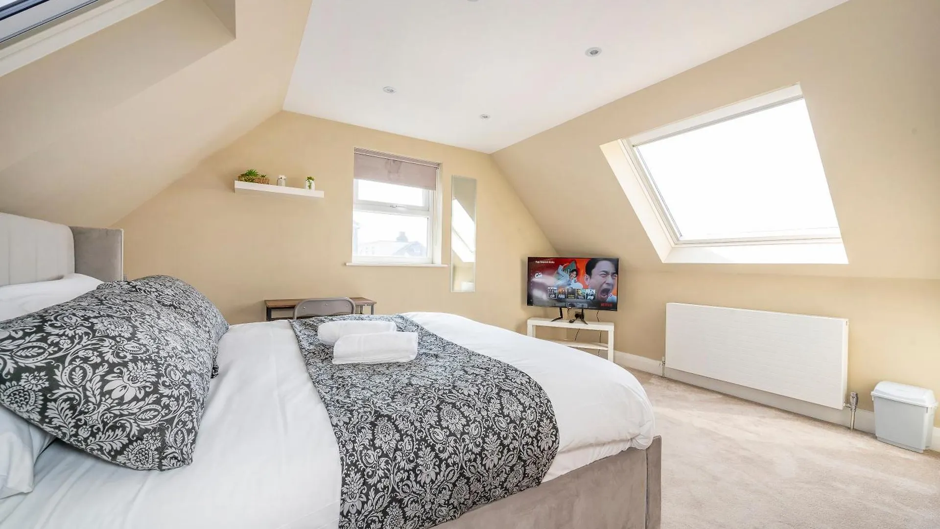 *Ra7C* For Your Most Relaxed & Cosy Stay + Free Parking + Free Fast Wifi * Batley Homestay